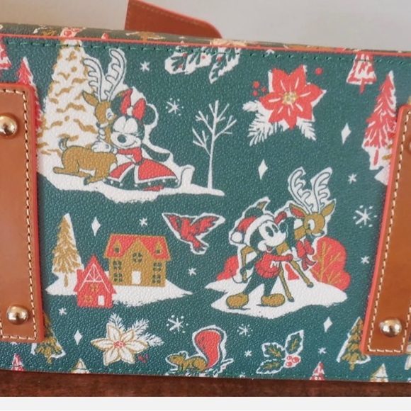 - 🎄Disney Dooney & Bourke Christmas
2022 Mickey and Minnie Mouse
Satchel … - Picture 5 of 10